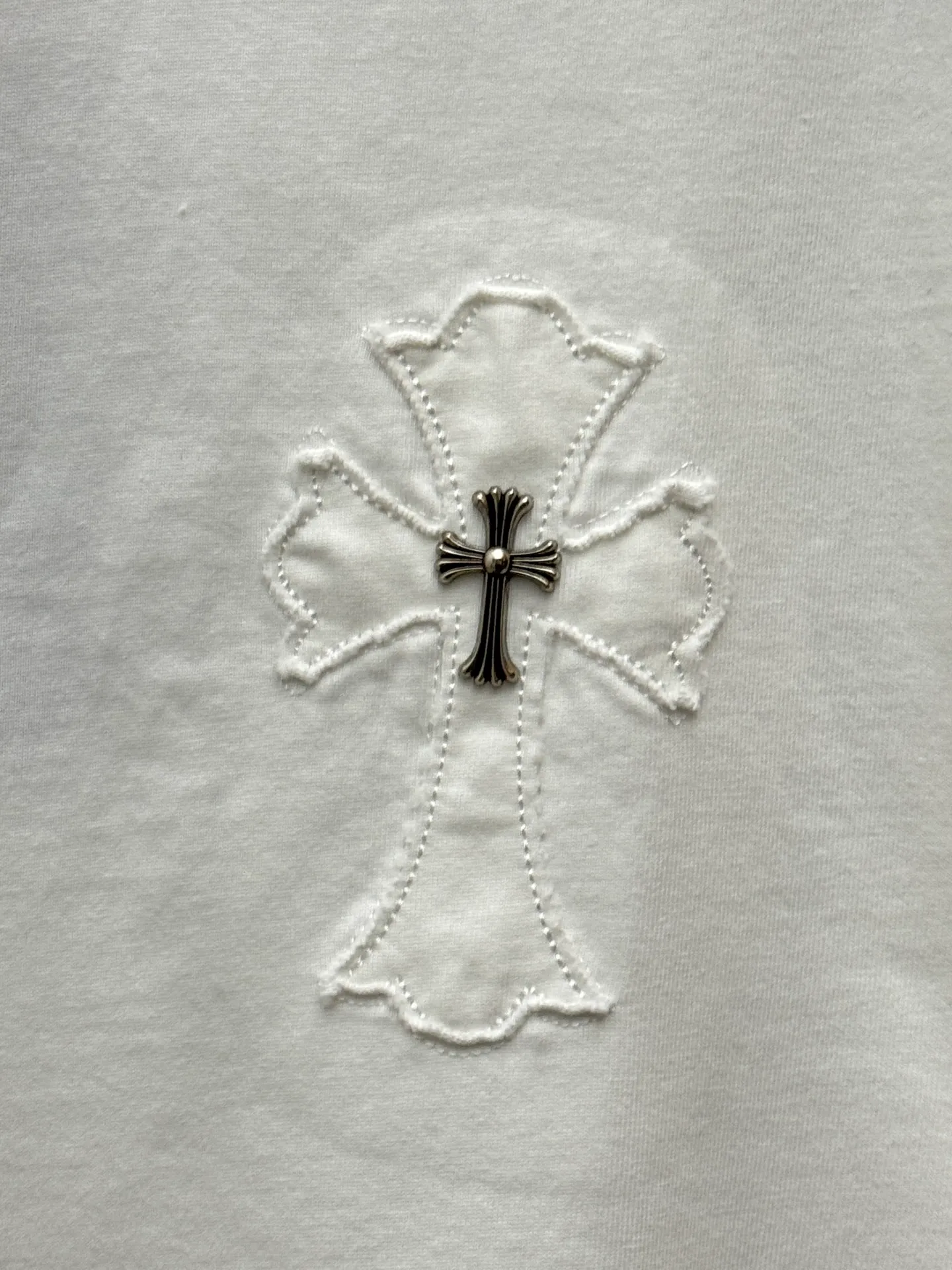 P180 top version, real shot without P, ​​different from market currency) 𝗖𝗵𝗿𝗼𝗺𝗲 𝗛𝗲𝗮𝗿𝘁𝘀/Croxin 2026 spring new original single counter American laser burnt patch embroidered couple short sleeves 👑The highest version! Customized fabric 300 grams, best-selling model at the counter, very comfortable to wear. Accessories: original molded and authenticated collar label ➕ 100% silk wash water label. Genuine purchase-grade original hangtag➕matching hanging rope➕3D hanging beads➕original packaging bag. Craftsmanship: The original version has consistent wiring! The highest version of the armhole matching technique! Color: White Black Size: S M L XL Style No.: 26-2028